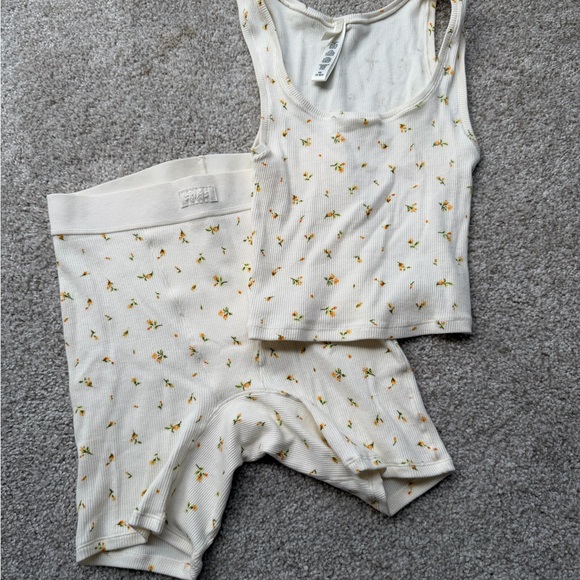 NWOT SKIMS Ribbed Cotton White Floral Tank Shorts Matching Set XS - Picture 7 of 7